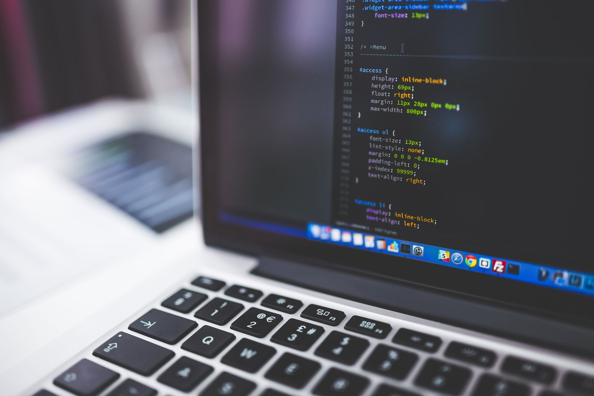 MacBook affichant du CSS dans un éditeur sombre