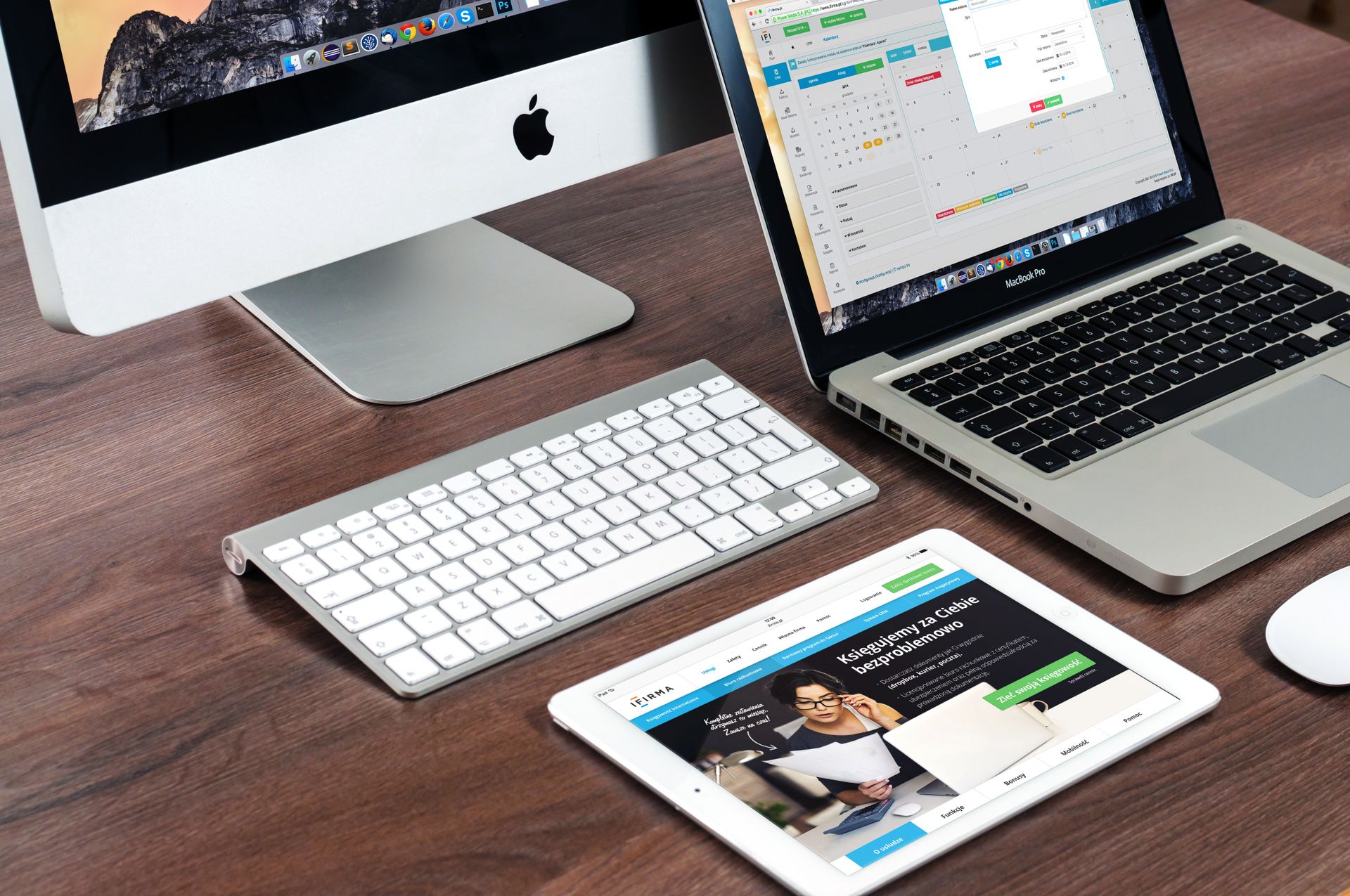 iMac と MacBook Pro、iPad が並ぶ macOS デスクトップ環境