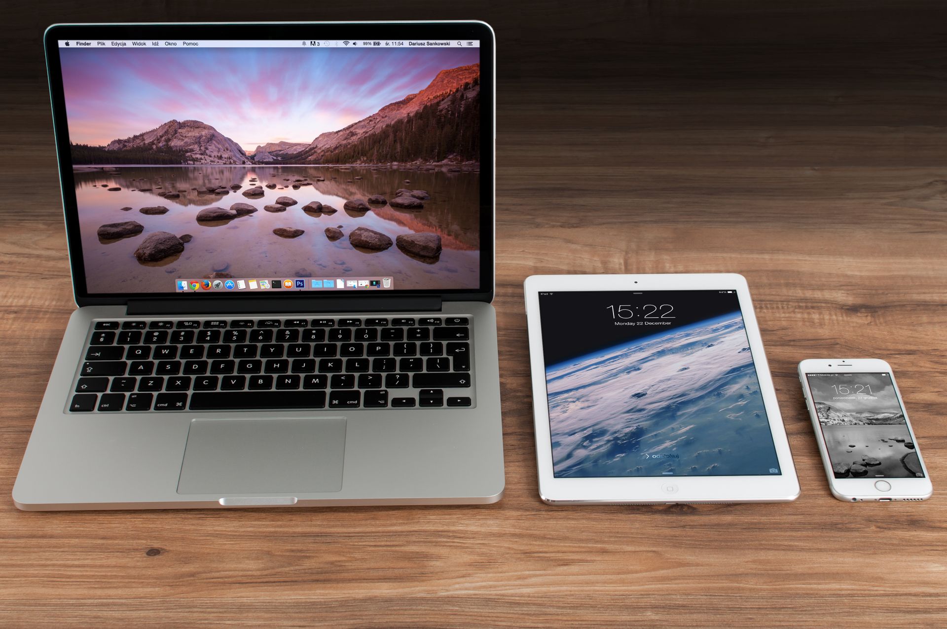 MacBook Pro、iPad、iPhone 並陳，筆電螢幕顯示 macOS 桌面