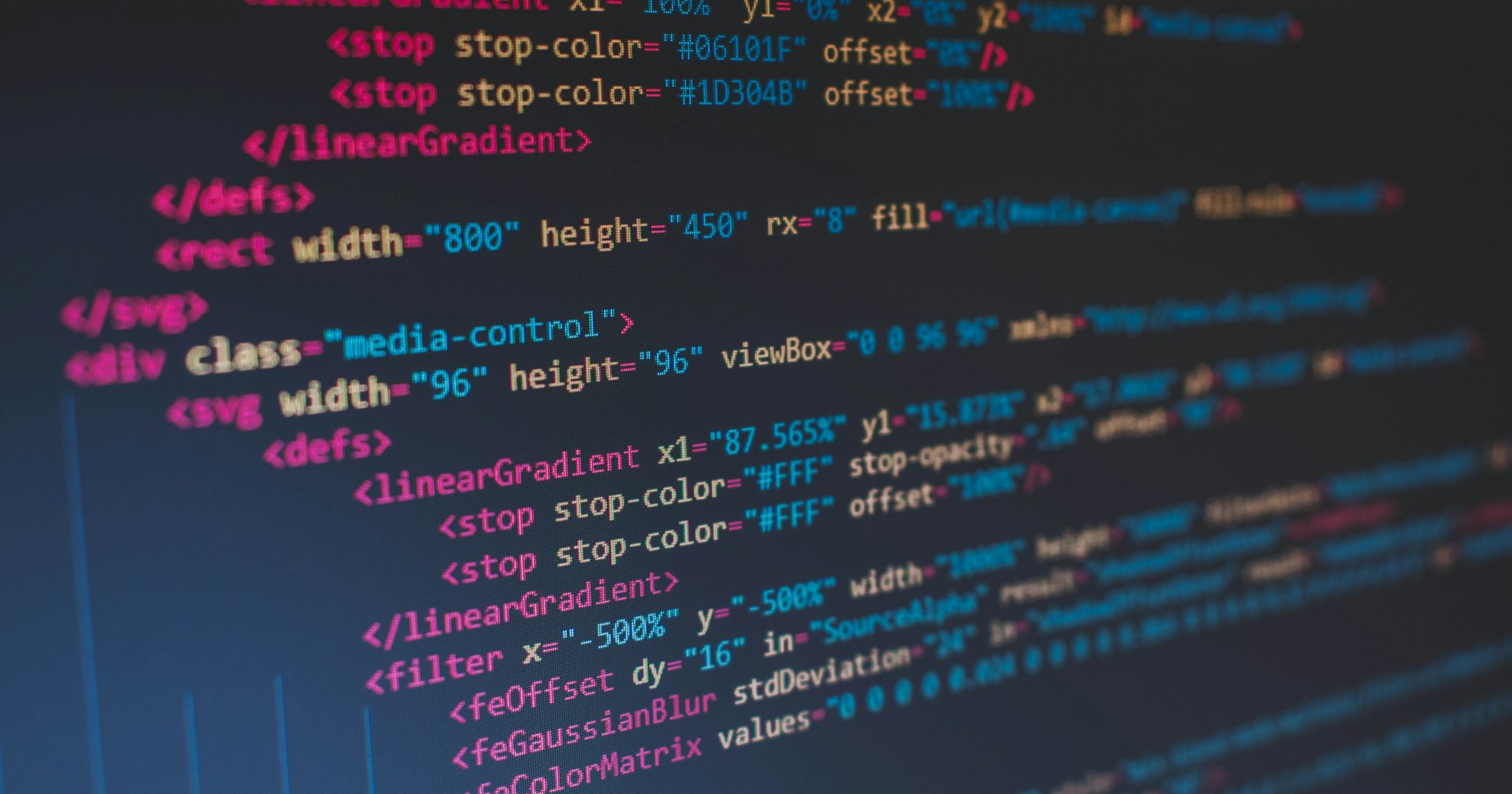 深色編輯器特寫，畫面為 HTML 與 SVG 標記及語法高亮