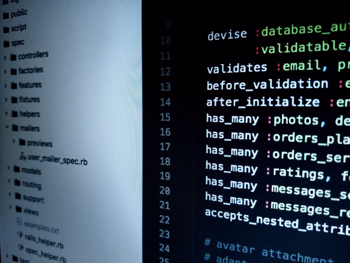 代码编辑器里打开的 Ruby 模型文件，左侧是项目目录