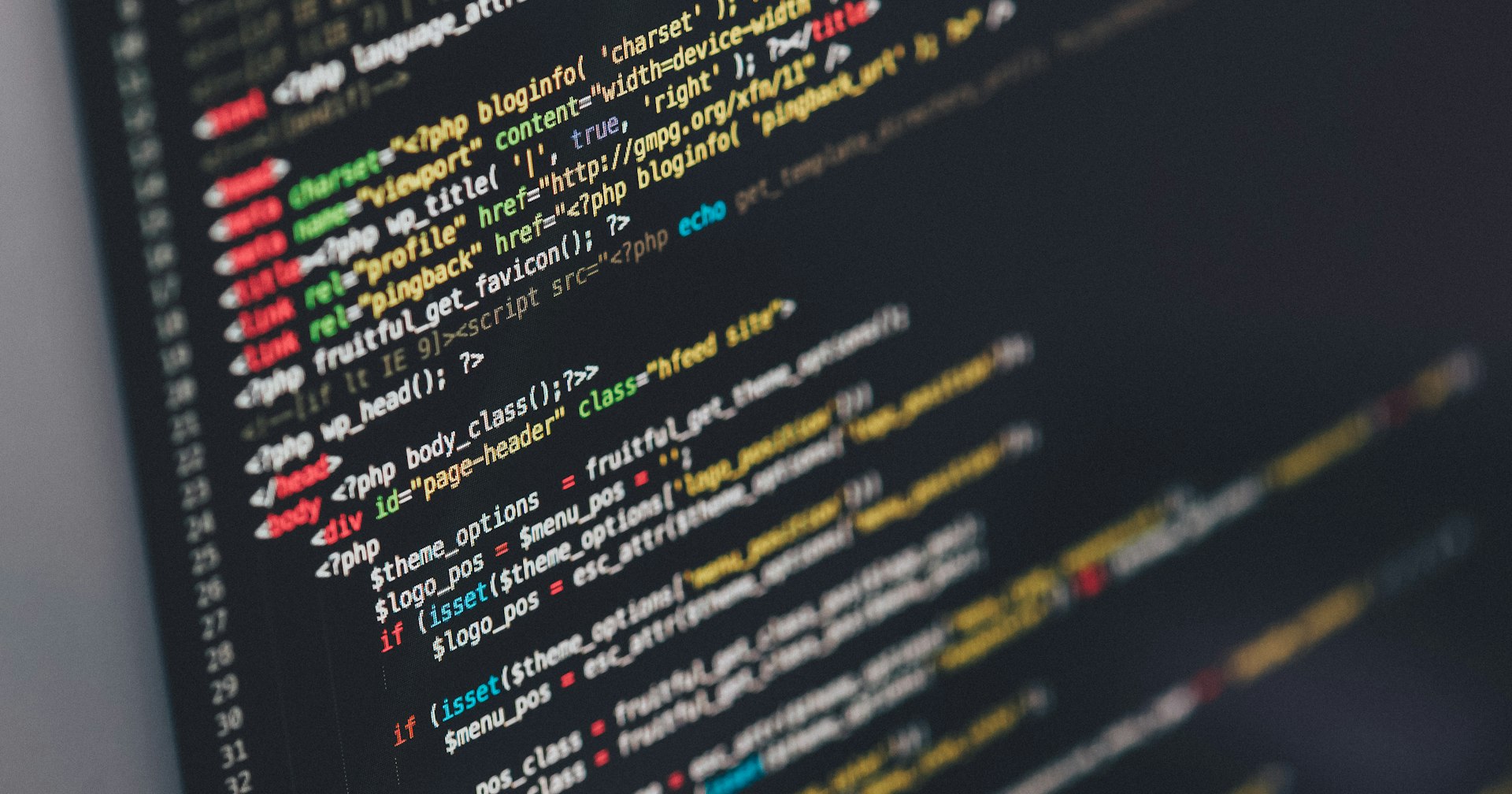 深色代码编辑器屏幕，显示 HTML 与 PHP 主题头文件源码